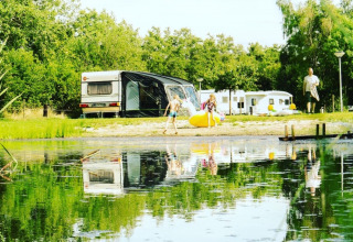 Campeggio familiare con roulotte e bambini sul laghetto a Vakantiepark de Toffe Peer, Drenthe, Paesi Bassi.