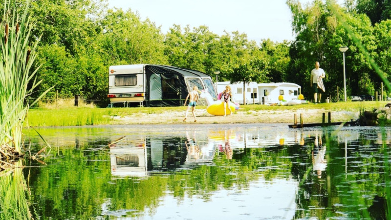 Camping familial près d'un étang avec caravanes au Vakantiepark de Toffe Peer, Drenthe, Pays-Bas.