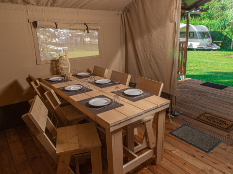 Comedor en tienda safari - Voda-Tent - Vakantiepark de Toffe Peer - Ruinerwold - Drenthe - Países Bajos