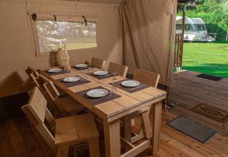 Eethoek in safaritent - Vodatent - Vakantiepark de Toffe Peer - Ruinerwold - Drenthe - Nederland