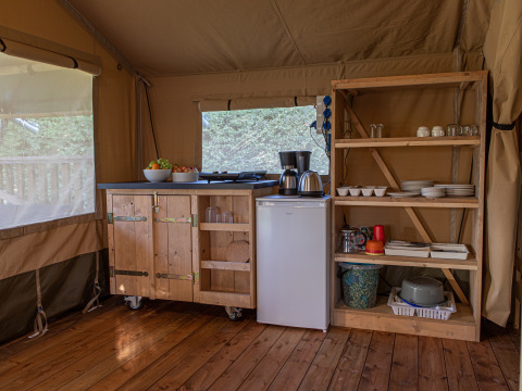 Cocina en tienda safari - Voda-Tent - Vakantiepark de Toffe Peer - Ruinerwold - Drenthe - Países Bajos