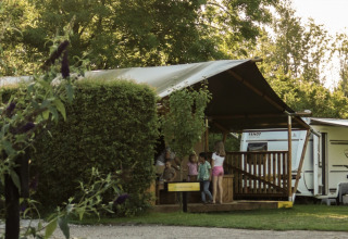 Side view safari tent - Vodatent - Vakantiepark de Toffe Peer - Ruinerwold - Drenthe - Netherlands