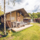 Safari-telt 'Vos' ved Holiday park Ackersate i Holland, udendørs terrasse med borde og bænke.