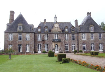 Tienda safari en Glamping des 2 Marguerites en Francia, con mansión histórica y jardín bien cuidado al frente.