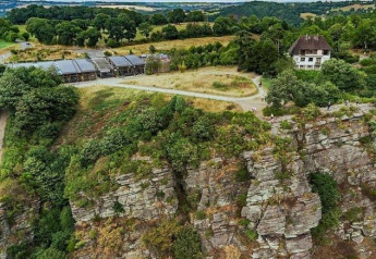 Vista aerea della tenda Safari al Glamping des 2 Marguerites in Francia con scogliere e paesaggio verde.