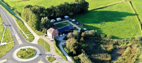 Luftaufnahme eines Safari-Zeltes auf Camping de Noorde in den Niederlanden, umgeben von Feldern und Straßen.