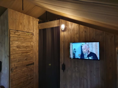 Vista interior de tienda Safari con baño privado en Camping het Horstmannsbos, Países Bajos.