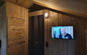 Vista interior de tienda Safari con baño privado en Camping het Horstmannsbos, Países Bajos.