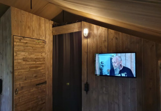 Vista interior de tienda Safari con baño privado en Camping het Horstmannsbos, Países Bajos.