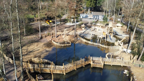 Luftaufnahme von Spielplatz und Teich bei Safari-Zelt mit Sanitär bei Camping het Horstmannsbos in den Niederlanden.
