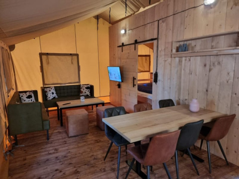 Indvendig udsigt over Safari-teltet med sanitære faciliteter ved Camping het Horstmannsbos i Holland.