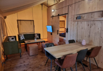 Indvendig udsigt over Safari-teltet med sanitære faciliteter ved Camping het Horstmannsbos i Holland.