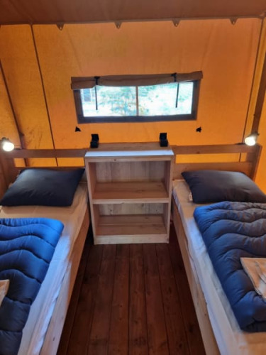 Innenraum eines Safarizelts auf dem Camping het Horstmannsbos in den Niederlanden, mit zwei Betten.