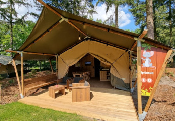 Safari tent with wooden deck and furniture at Camping het Horstmannsbos in the Netherlands, Spitsmuis 10