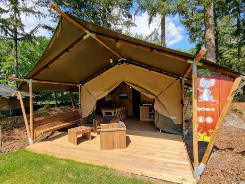 Safari-Zelt mit Holzterrasse und Sitzgelegenheiten bei Camping het Horstmannsbos, Niederlande, Spitsmuis 10