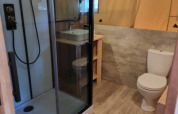 Bagno moderno in tenda safari con doccia, wc e lavabo al Camping het Horstmannsbos nei Paesi Bassi.