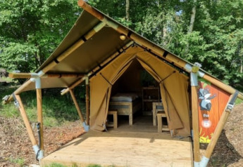 Safaritent Duolodge op Camping het Horstmannsbos in Nederland, omgeven door groene bomen en natuur.