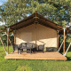 Safari-telt på Camping de Oude Rijn i Holland, med træterrasse og havemøbler foran grønne træer.
