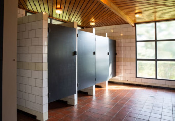 Bagno pubblico moderno con porte nere e piastrelle bianche nel Safari tent al Camping GT Keiheuvel, Belgio.