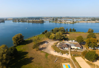 Vista aerea della tenda safari con servizi igienici privati al Recreatiepark Riverside vicino al lago.