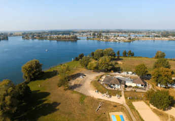 Luftaufnahme eines Safari-Zeltes mit sanitären Anlagen im Recreatiepark Riverside an einem See in den Niederlanden.