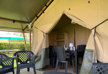 Indvendigt og udvendigt billede af safari telt med havemøbler på Minicamping Sous les Cloches i Frankrig.