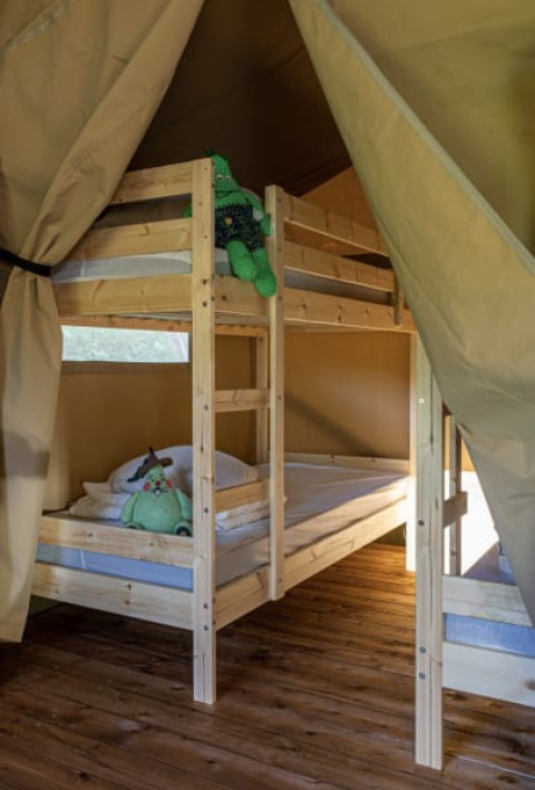 Innenaufnahme eines Safarizelts mit Etagenbett im Vakantiepark de Toffe Peer in den Niederlanden.