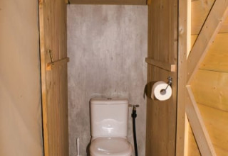 Toilet i en safari-telt på Camping Aller-Leine-Tal i Tyskland med trægulv og vægge af træ.