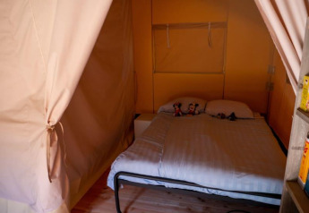 Vista interna della tenda Safari con bagno privato al Recreatiepark de Wrange nei Paesi Bassi.
