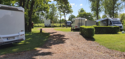 Foto dell’area campeggio vicino alla tenda safari al Camping Elbeling in Germania con camper e natura verde.