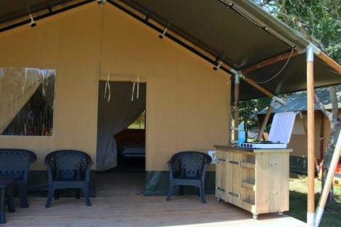 Safari-Zelt auf Camping Prima in Tschechien mit Sitzgelegenheiten und Küchenbereich auf der Terrasse.