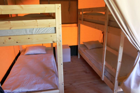 Binnenkant van een safaritent met stapelbedden bij Camping Prima in Tsjechië, gezellig ingericht.