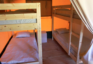 Binnenkant van een safaritent met stapelbedden bij Camping Prima in Tsjechië, gezellig ingericht.