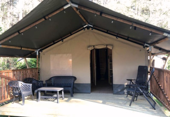 Safari telt + sanitært med overdækket terrasse og udendørs siddeområde i naturskønne omgivelser.