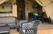 Tienda safari con terraza, zona de estar y cocina en Camping de Zwammenberg, Países Bajos.