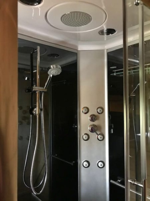 Box doccia moderno con più soffioni nella tenda Safari + servizi al Camping de Zwammenberg, Paesi Bassi.