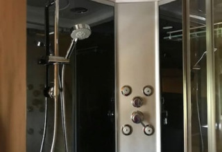 Cabina de ducha moderna con varias duchas en Safari tent + sanitario en Camping de Zwammenberg, Países Bajos.