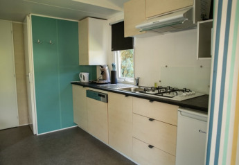 Moderne kitchenette in de Sun Lodge op Camping Les Bouleaux, Frankrijk, met gasfornuis en spoelbak.