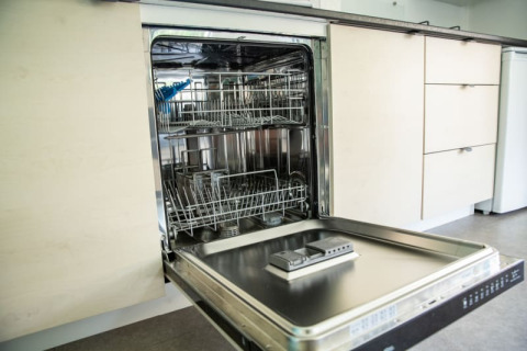 Lavavajillas con la puerta abierta en una cocina moderna en Sun Lodge de Camping Les Bouleaux, Francia.