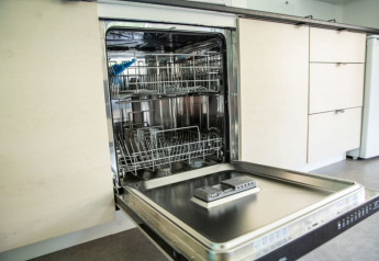 Lavavajillas con la puerta abierta en una cocina moderna en Sun Lodge de Camping Les Bouleaux, Francia.
