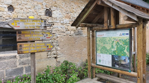 Wegwijzers en informatiebord met wandel- en fietsroutes bij de Safari tent op Camping la Salvinie, Frankrijk.
