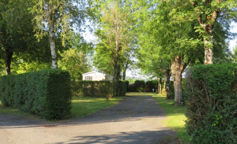 Een rustige, groene camping met bomen en een safari tent met sanitair bij Camping la Salvinie in Frankrijk.