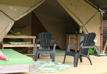 Safari telt med sanitære faciliteter på Camping Sretanwolf i Kroatien, med terrasse og komfortable stole.