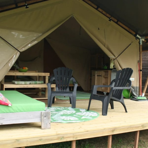 Safari-Zelt mit Sanitäranlagen auf dem Campingplatz Sretanwolf in Kroatien, mit Terrasse und Sitzplätzen.