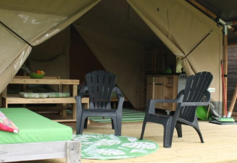 Tenda safari con servizi igienici al Camping Sretanwolf in Croazia, veranda e sedie confortevoli.
