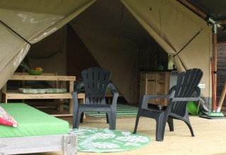 Tente safari avec sanitaires au Camping Sretanwolf en Croatie, terrasse en bois et fauteuils confortables.