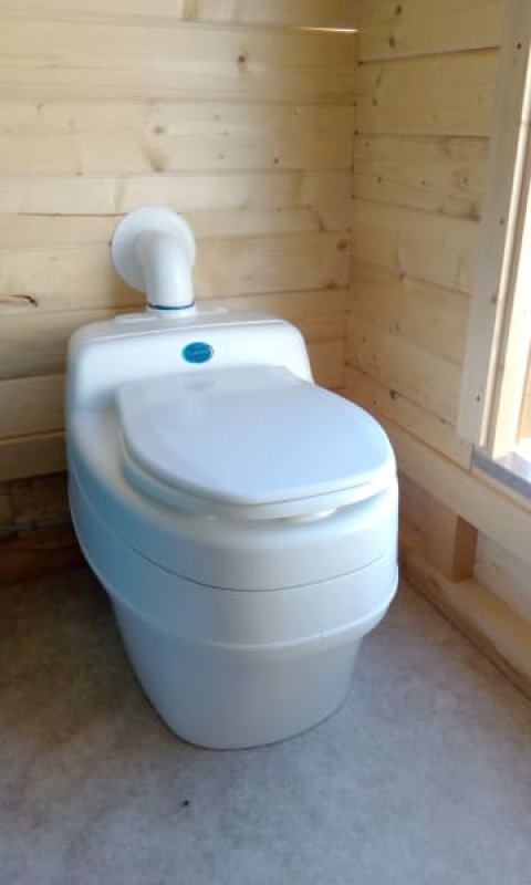 Toilette compost moderna in cabina di legno, Safari tent + sanitary, Camping Sretanwolf, Croazia, luce diurna.