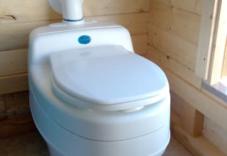 Moderne Komposttoilette in einer Holzhütte, Safari tent + sanitary, Camping Sretanwolf, Kroatien.
