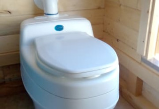 Moderne composttoilet in houten hut, Safari tent + sanitary, Camping Sretanwolf, Kroatië, daglicht.