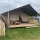 Safari-telt med toilet på Camping Jagtveld i Holland, med træterrasse og udendørs siddeområde.